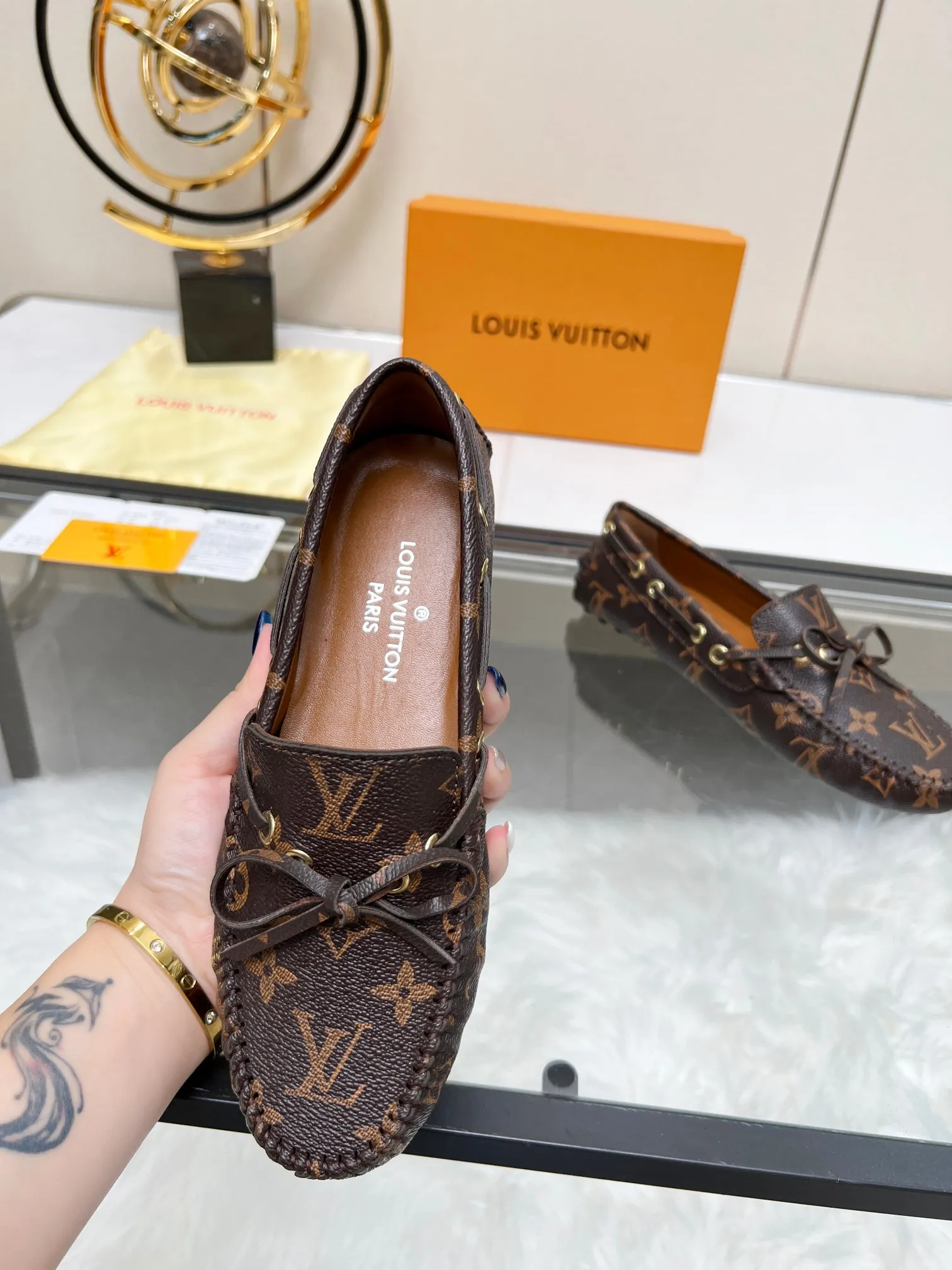 👟👟Ex-factory price 420👟👟 Lvui...Vuitt* on/】...Top purchasing agent, high version, counter 2023 spring, summer and autumn new color beanie shoes, imported fabrics, buckle bows, classic popular shoes. Lining: Sheepskin lining Color: Presbyopia Xingli Women's model: 35-42 standard size.